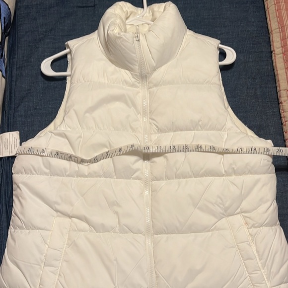 Old Navy white puffer vest size M - Picture 3 of 4